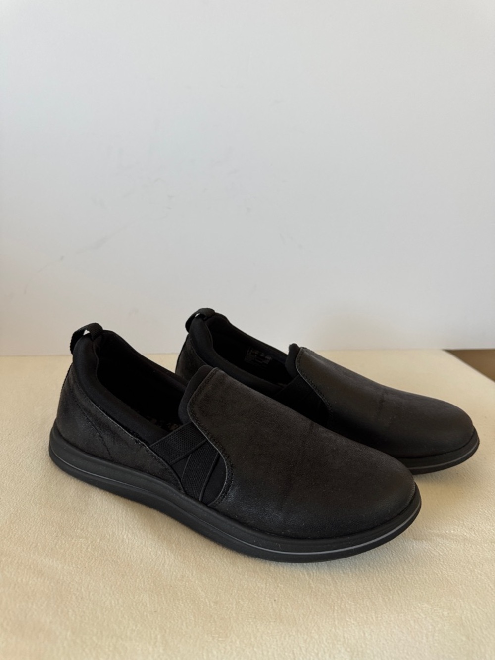 Clarks Womens Breeze Bali slip on sneakers